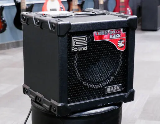ROLAND CUBE BASS AMP